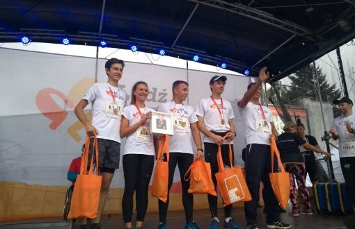 5 studentów Politechniki Łódzkiej w strojach sportowych na scenie - laureaci Lodz Business Run 2019.