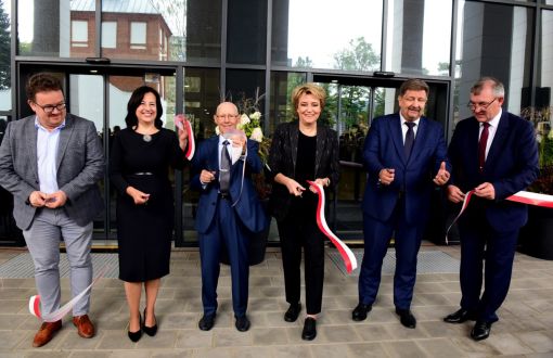 Uroczyste przecięci wstęgi przed budynkiem Alchemium - magia chemii jutra. Od prawej strony stoją: prof. Krzysztof Jóźwik, Grzegorz Schreiber, marszałek Województwa Łódzkiego, Hanna Zdanowska, prezydent Miasta Łodzi, prof. Sławomir Wiak, prof. Małgorzata Szynkowska-Jóźwik i przedstawiciel Budimexu, którzy trzymają w dłoniach fragmenty przeciętej wstęgi.