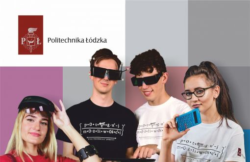 4 studentów PŁ w uczelnianych koszulkach i z akcesoriami informatycznymi na tle kolorowych kwadratów.