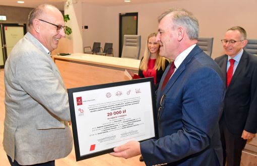 Rektor PŁ, prof. K. Jóźwik wręcza 1. nagrodę prof. P.Kuli, fot. Jacek Szabela