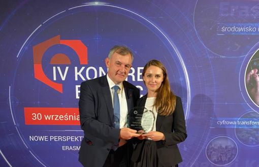 Od lewej strony stoją na czerwonym dywanie: Rektor PŁ, prof. Krzysztof Jóźwik i dr inż. Dorota Kamińska ze statuetką-nagrodą. W tle ścianka z napisem: IV Kongres Biznesu.
