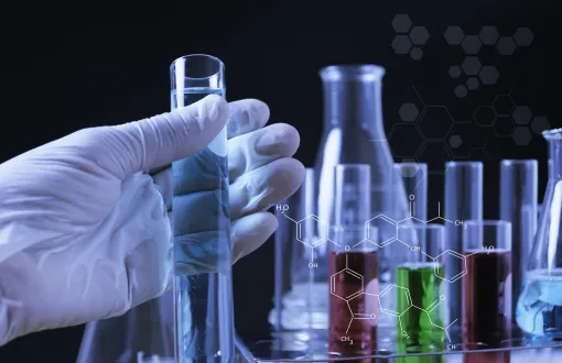 Chemiczne probówki na ciemnym tle.