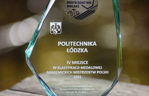 Przeźroczysta statuetka za zajęcie IV miejsca w klasyfikacji medalowej Akademickich Mistrzostw Polskich 2021 dla PŁ.
