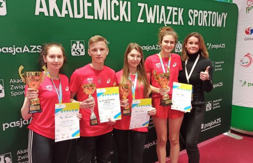 Reprezentacja Politechniki Łódzkiej. Od lewej w strojach sportowych stoją na tle zielonej ścianki: Anna Banachowicz, Hubert Krokowicz, Agata Skalska, Agata Mochola i trenerka Teresa Biela-Jesionowska.