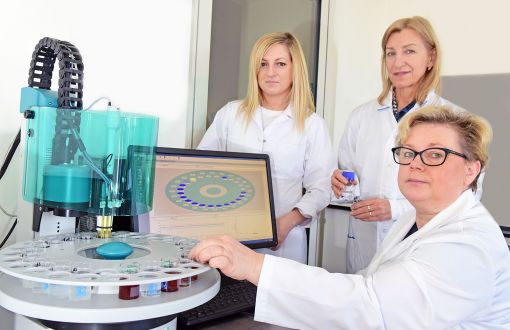 In the laboratory headed by Prof. Grażyna Budrym (from right), Prof. Dorota Żyżelewicz and Dr. Joanna Oracz.