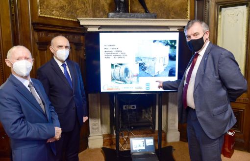 Od prawej stoją: rektor prof. Krzysztof Jóźwik, prezes firmy Włodzimierz Kęsicki, dyrektor Instytutu Mechatroniki i Systemów Informatycznych prof. Sławomir Wiak. W tle ekran z prezentacją.