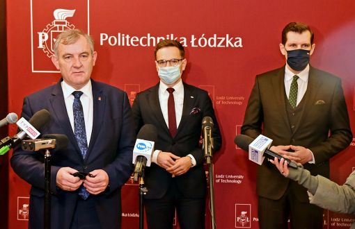 Od lewej stoją: prof. Krzysztof Jóźwik, rektor PŁ, Waldemar Buda wiceminister i Tobiasz Bocheński wojewoda łódzki.