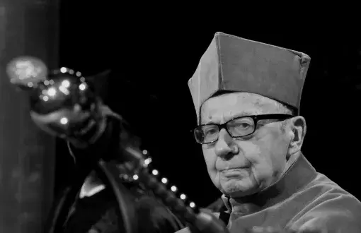 Czarno-białe zdjęcie portretowe: prof. Edward Kącki w todze.