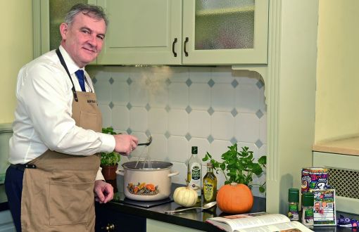 prof. Krzysztof Jóźwik gotuje w zabytkowej kuchni rektoratu PŁ