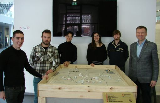 dr hab. inż. M. Barburski, prof. PŁ, od prawej, podczas zajęć ze studentami z zagranicy. The project team, from the right: head of the project Assoc. Prof. Marcin Barburski, TUL Prof., Benjamin Panis, Silvia Clapés Lloveras, Junfeng Billy Li, Mert Sertler, Alberto Alonso