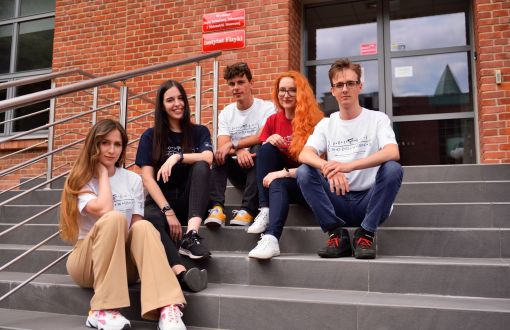 Studenci Wydziału FTIMS na schodach przed Instytuttem Fizyki PŁ, fot. arch. PŁ
