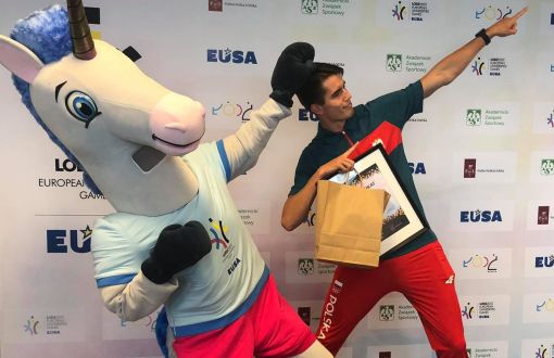 Kajetan Duszyński z maskotką EUG 2022, fot. Paulina Krygier