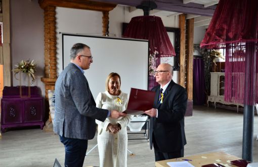 Dean Prof. Katarzyna Grabowska and Prof. Zbigniew Mikołajczyk present the act of appointment to Piotr Jakubiak, President of the Management Board of the well-known company Dywilan. Photo: Janusz Tomczak