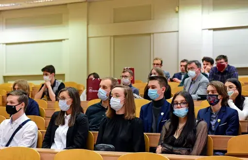 Kilkunastu uczestników 13. konkursu matematycznego na sali wykładowej PŁ.