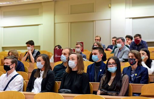 Kilkunastu uczestników 13. konkursu matematycznego na sali wykładowej PŁ.