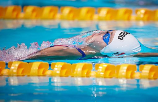 Zdjęcie poglądowe: pływaczka w basenie.