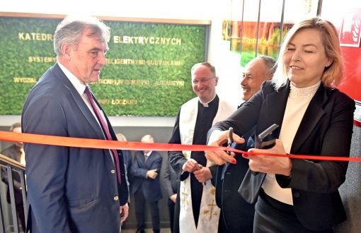 przecięcie wstęgi, na pierwszym planie rektor prof. Krzysztof Jóźwik i prof. Renata Kotynia