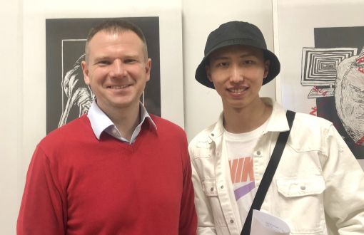 Dr hab. inż. Marcin Barburski, prof. PŁ ze studentem z Chin, który w ramach zajęć realizował pod jego kierunkiem projekt kolekcji odzieży inspirowanej koronawirusem - lato 2020, żródło Życie Uczelni.