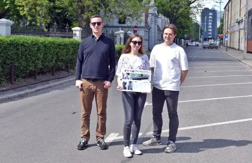 Liderzy projektu: Adam Owczarek i Wojciech Dolecki oraz Wiktoria Suska - wiceprezes SKN „Cirkula” stoją na ul. Skorupki.