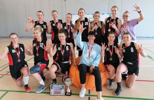 Zespół koszykarek AZS PŁ z trenerką, fot. Michał Walusza