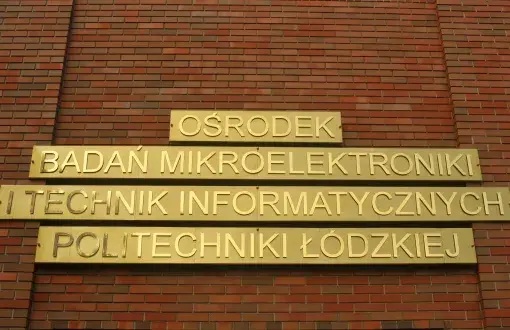 napis na ścianie budynku Katedry