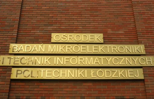 napis na ścianie budynku Katedry