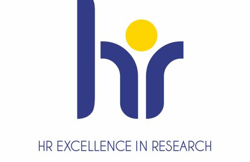 Logo HR Excellence in Research: niebieskie litery HR i żółte kółko.