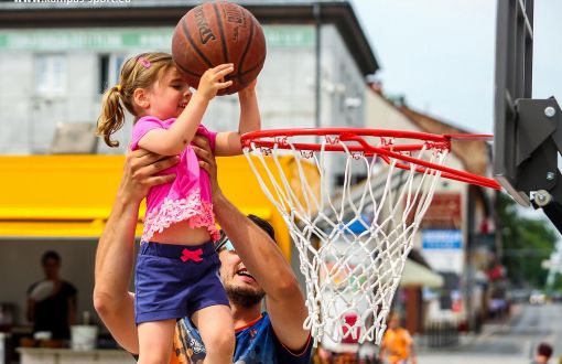 Dziecko rzucające do kosza.