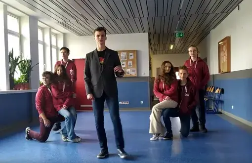 Ujęcie z klipu przygotowanego przez uczniów na jubileusz PLO PŁ