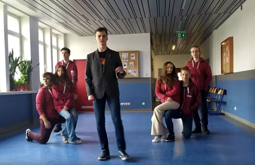 Ujęcie z klipu przygotowanego przez uczniów na jubileusz PLO PŁ