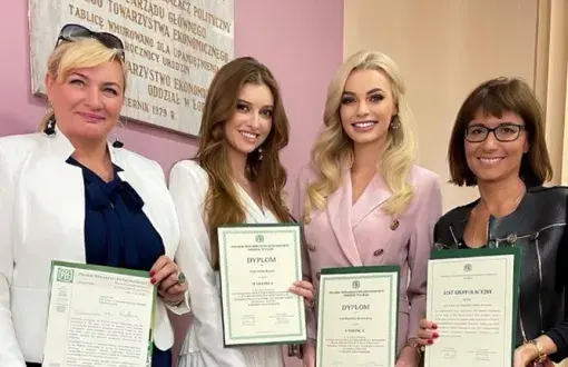 Zdjęcie pozowane (od prawej stoją): prof. Magdalena Grębosz-Krawczyk, Karolina Bielawska, Natalia Kiszko, prof. Agnieszka Zakrzewska-Bielawska