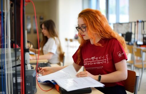 Zdjęcie poglądowe: studenci PŁ podczas zajęć na PŁ.