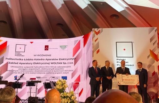 Photo from the awards gala of the Polish Product of the Future competition. The symbolic check is held by Prof. Piotr Borkowski