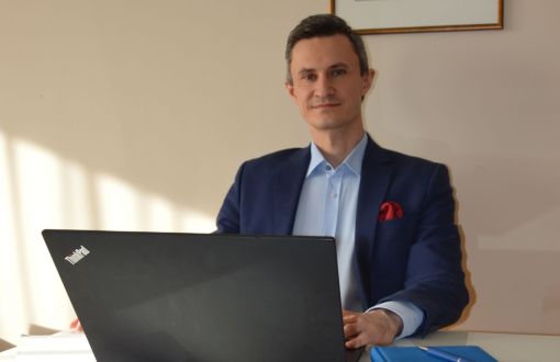 Rafał Byczkowski przy biurku z laptopem.