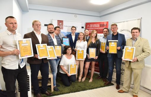 Zdjęcie pozowane: uczestnicy programu WorkCamp prezentują pamiątkowe dyplomy.