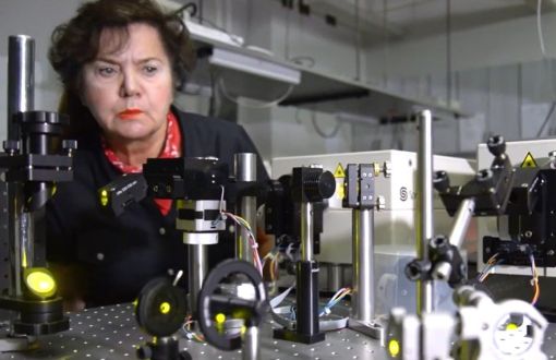 prof. Halina Abramczyk w Laboratorium laserowej spektroskopii molekularnej w MITR PŁ.