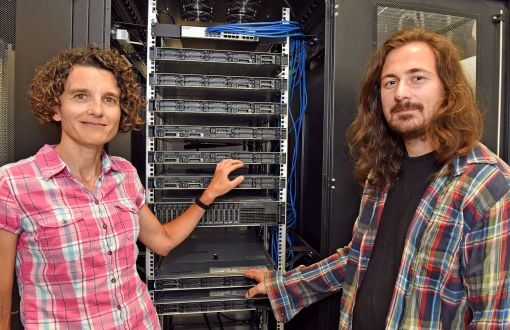 prof. Katarzyna Pernal i doktorant z grupy prof. Libora Veisa - Mikulas Matousek na tle klastra obliczeniowego w Instytucie Fizyki PŁ, fot. Jacek Szabela