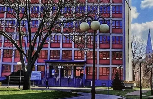 8-piętrowy budynek o czerwonej fasadzie.