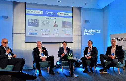 Pięciu panelistów siedzi na podwyższeniu podczas konferencji Klaster Lodzistic