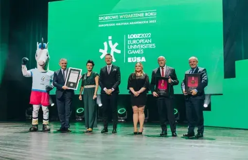 Rektor Pł, Prof. Krzysztof Jóźwik z przedstawicielami uczelni odbiera nagrodę, fot. arch,. organizatora