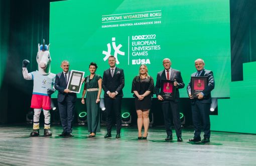 Rektor Pł, Prof. Krzysztof Jóźwik z przedstawicielami uczelni odbiera nagrodę, fot. arch,. organizatora