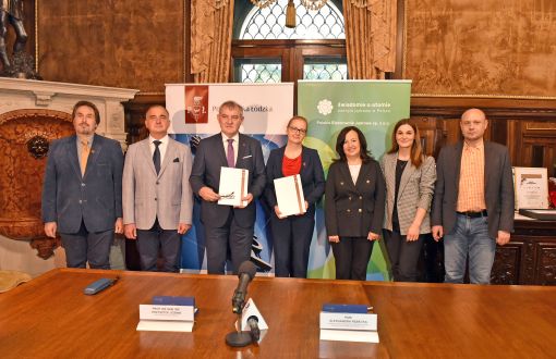 Na zdjęciu (od lewej): prof. Piotr Ulański, dr hab. inż. Piotr Szajerski, prof. Krzysztof Jóźwik, Aleksandra Rębecka, prof. Małgorzata Iwona Szynkowska-Jóźwik, Natalia Białczak-Błaziak i Paweł Rybka.