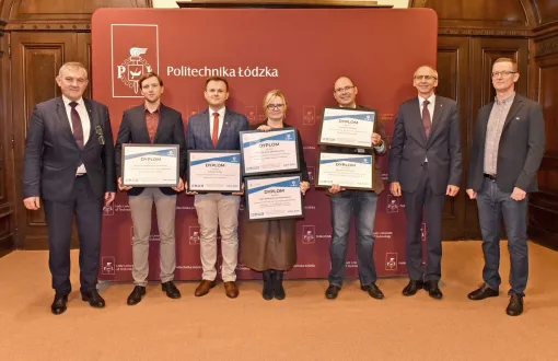 Zwyciezcy Idea Box 2022 i władze uczelni, fot. arch. organizatora