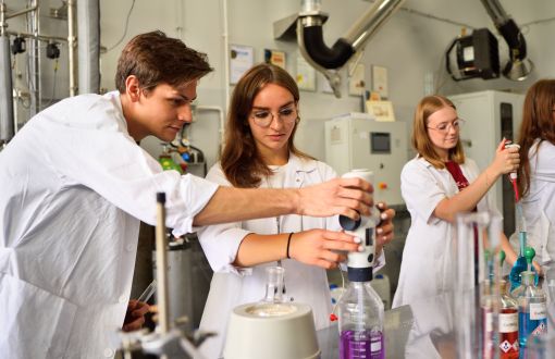 Studenci Wydziału Chemicznego w laboratorium, fot. arch. PŁ