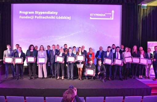 Nagrodzeni studeni, sponsorzy i organizatorzy na wspólnym zdjęciu w CTI PŁ, fot. Jacek Szabela