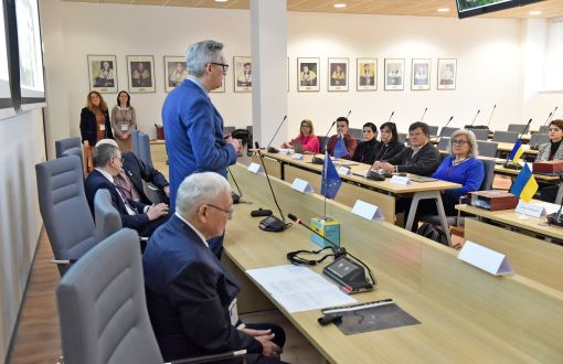 Prof. Łukasz Albrecht welcomes participants to the kich-off meeting. In the foreground, prof. Volodymyr Mosorov, project coordinator.