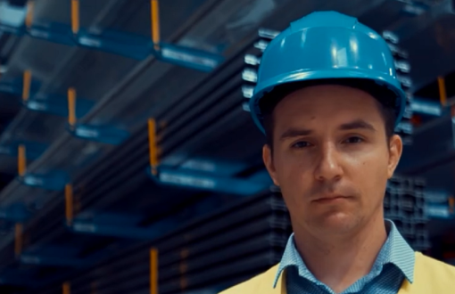 dr inż. Konrad Sodół w kasku