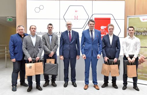 1st place winners with dean prof. Tomasz Kubiak, Adrian Sienicki, Veolia Energia Łódź Head Development and chair of the competition jury, dr inż. Jacek Świniarski_fot._jacek_szabela.jpg