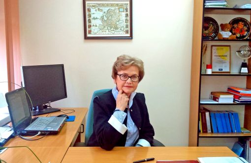 Zdjęcie portretowe: prof. Irena Wasiak siedzi przy biurku