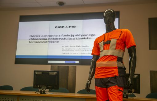 Presentation of the protective garments during a meeting at KGHM Miedź Polska S.A. (photo by KGHM Miedź Polska S.A.) 